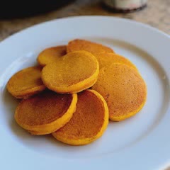 Cách làm Pancake Bí Đỏ mật ong kèm kem tươi dễ làm tại nhà