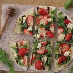 Cách làm Pizza dâu tây phô mai