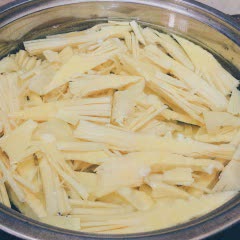 Cách làm giò heo nấu măng