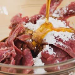 Cách làm mì chiên giòn với bò xào rau