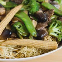Cách làm mì chiên giòn với bò xào rau
