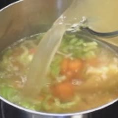 Cách làm Mì thịt gà nấu rau củ thơm ngon cho buổi sáng 