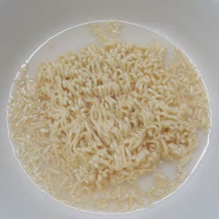 Cách làm Mì trộn chả cá ngũ vị