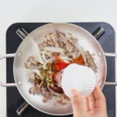 Cách làm Mì trộn thịt bằm phô mai cay