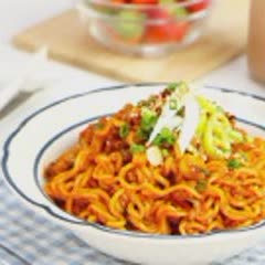 Cách làm Mì trộn thịt bằm phô mai cay