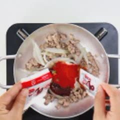 Cách làm Mì trộn thịt bằm phô mai cay