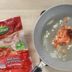 Cách Làm Mì Trộn Xúc Xích Muôi Ớt Cay Ngon Nức Nở