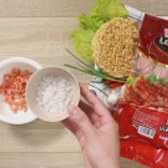 Cách Làm Mì Trộn Xúc Xích Muôi Ớt Cay Ngon Nức Nở
