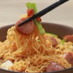 Cách Làm Mì Trộn Xúc Xích Muôi Ớt Cay Ngon Nức Nở