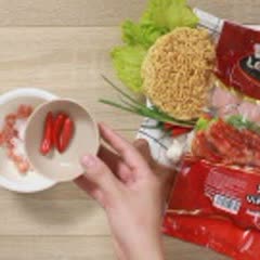 Cách Làm Mì Trộn Xúc Xích Muôi Ớt Cay Ngon Nức Nở