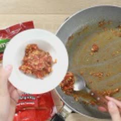 Cách Làm Mì Trộn Xúc Xích Muôi Ớt Cay Ngon Nức Nở