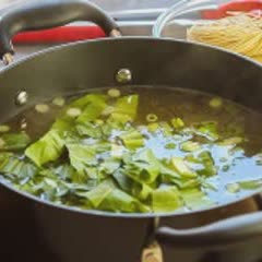 Cách làm Mì trứng nấu cải thìa