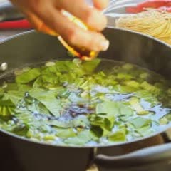 Cách làm Mì trứng nấu cải thìa