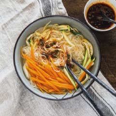 Cách làm Mì trứng rau củ Hàn Quốc