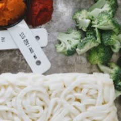 Cách làm Mì Udon trộn bí đỏ