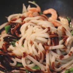 Cách làm Mì udon xào tôm