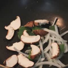 Cách làm Mì udon xào tôm