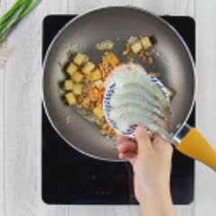 Cách làm Pad Thái ngon đúng điệu với nước sốt chua ngọt