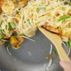 Cách làm Pad Thái ngon đúng điệu với nước sốt chua ngọt