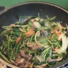 Cách làm Phở Chiên Phồng cùng cải bó xôi thơm ngon, tại nhà