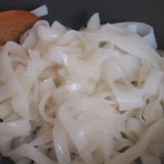 Cách làm phở xào phủ trứng tôm