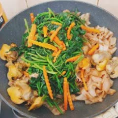 Cách làm Phở Xào Rau Lang kèm sò lông ngon, hấp dẫn tại nhà
