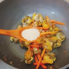 Cách làm Phở Xào Rau Lang kèm sò lông ngon, hấp dẫn tại nhà