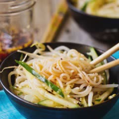 Cách làm Salad mì trộn sa tế