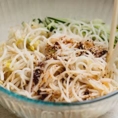 Cách làm Salad mì trộn sa tế