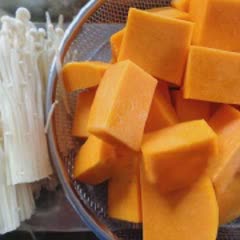 Cách làm canh bí đỏ nấm kim châm