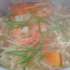 Cách làm canh bí đỏ nấm kim châm