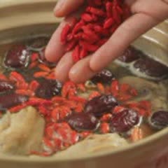 Cách Làm Canh Gà Hầm Hạt Sen Táo Đỏ Bổ Dưỡng