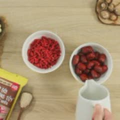Cách Làm Canh Gà Hầm Hạt Sen Táo Đỏ Bổ Dưỡng