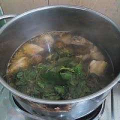 Cách làm Canh Gà Lá Giang chua dịu đậm đà thơm ngon 