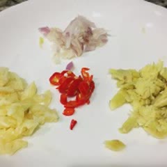 Cách làm canh gà lá giang chua ngon