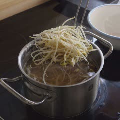 Cách nấu canh giá đỗ kim chi với mực tươi