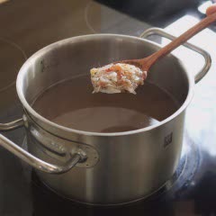 Cách nấu canh giá đỗ kim chi với mực tươi