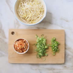 Cách nấu canh giá đỗ kim chi với mực tươi