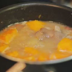 Cách làm canh giò heo hầm đậu phộng bí đỏ