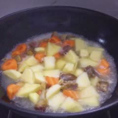 Cách làm canh khoai tây thịt vịt lạp xưởng