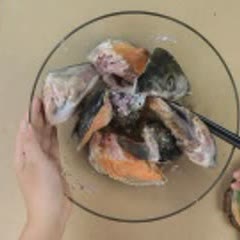 Cách nấu Canh măng chua đầu cá hồi