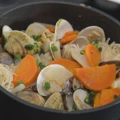 Cách làm canh nghêu nấu tương Miso