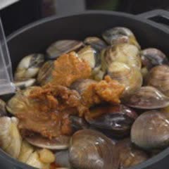 Cách làm canh nghêu nấu tương Miso