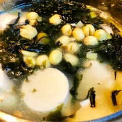 Cách Làm Canh Rong Biển Tàu Hũ Hạt Sen Đậm Đà