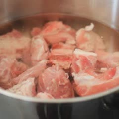 Cách làm canh sườn heo củ sen nấu đậu