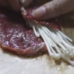 Cách làm canh thịt bò cuộn nấm kim châm