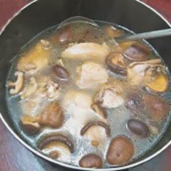 Cách làm canh thịt gà nấm hương