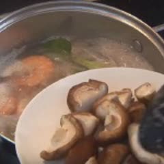 Cách làm canh tôm chua cay kiểu Thái