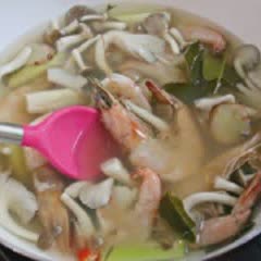 Cách làm canh Tom Yum nấm Thái