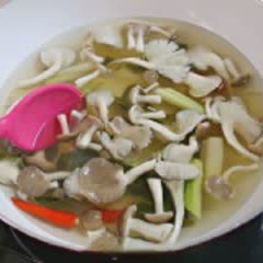 Cách làm canh Tom Yum nấm Thái